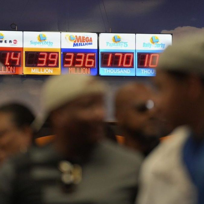 Na snímke ľudia čakajú v rade, aby si mohli kúpiť losy.