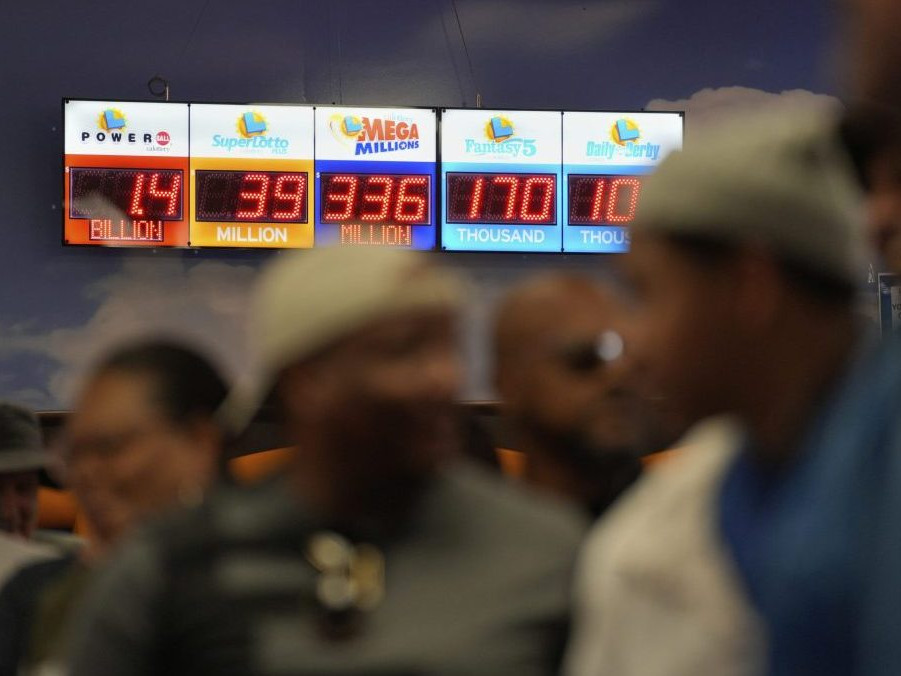 Na snímke ľudia čakajú v rade, aby si mohli kúpiť losy.