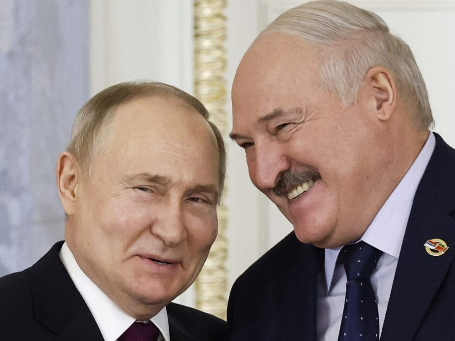 Zľava ruský prezident Vladimir Putin a prezident Bieloruska Alexandr Lukašenko.