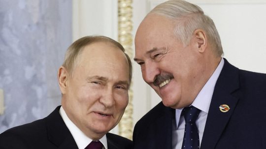 Zľava ruský prezident Vladimir Putin a prezident Bieloruska Alexandr Lukašenko.