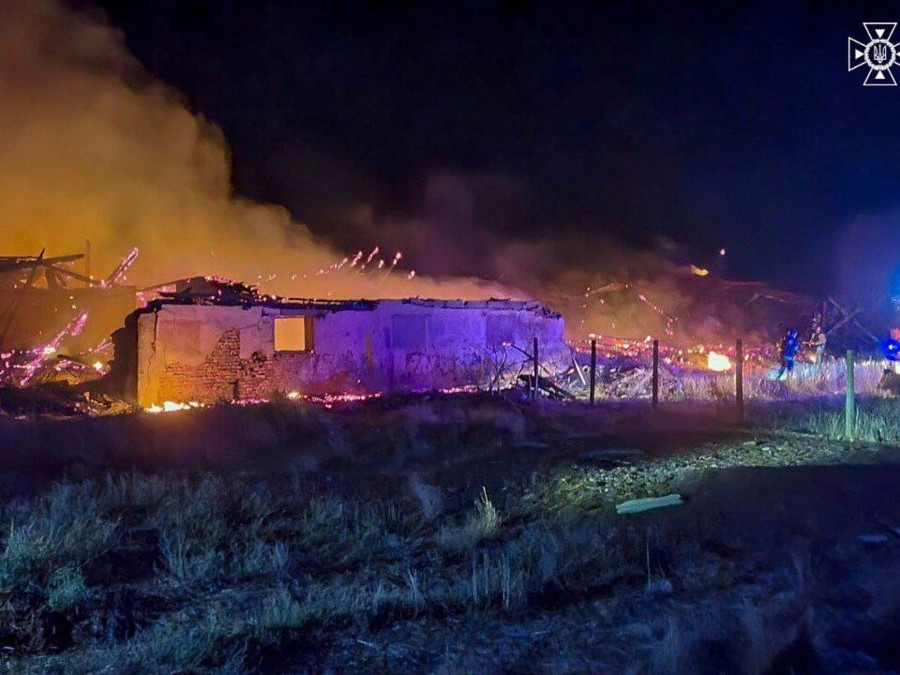 Záchranári zasahujú pri požiari spôsobenom ruským útokom.