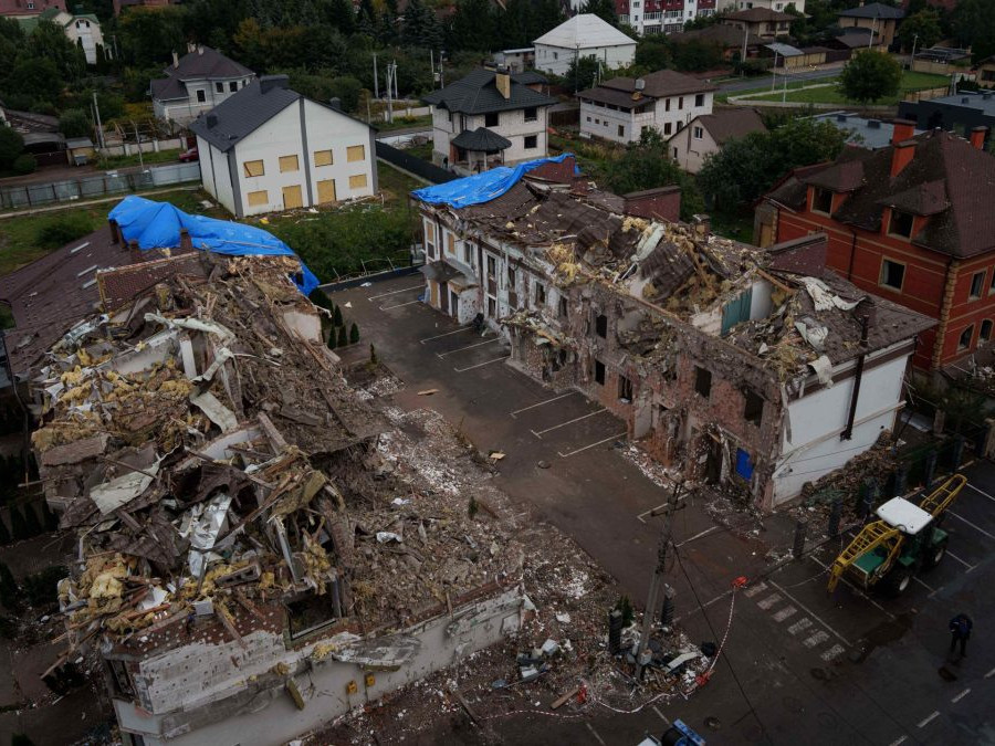 Ilustračná snímka - Obytné budovy v Kyjeve zničené po ruských útokoch.