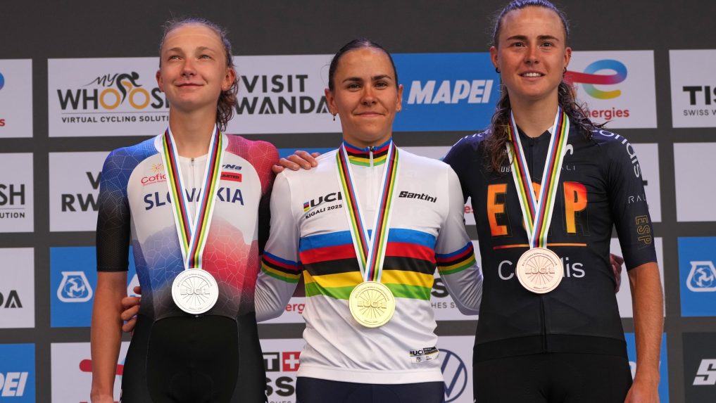 Slovenská cyklistka Viktória Chladoňová (vľavo) pózuje so striebornou medailou.