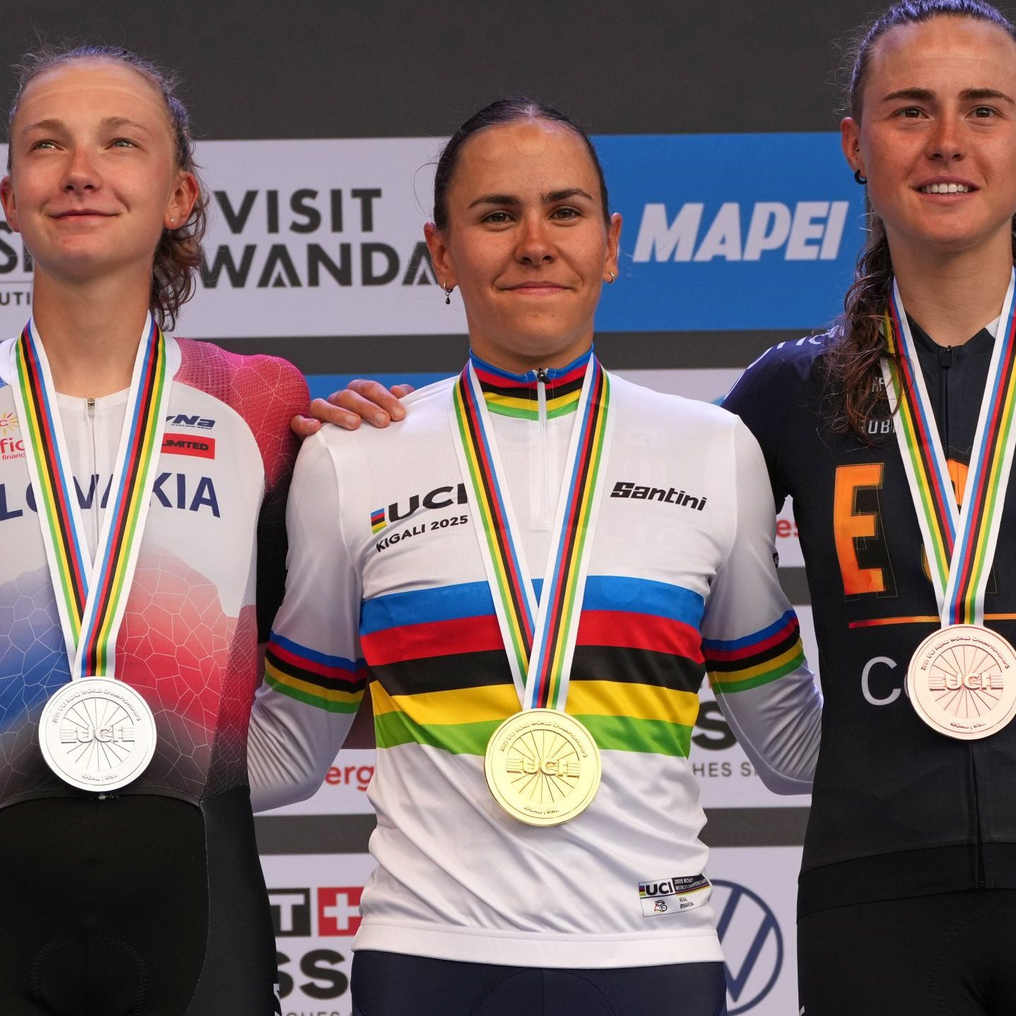 Slovenská cyklistka Viktória Chladoňová (vľavo) pózuje so striebornou medailou.