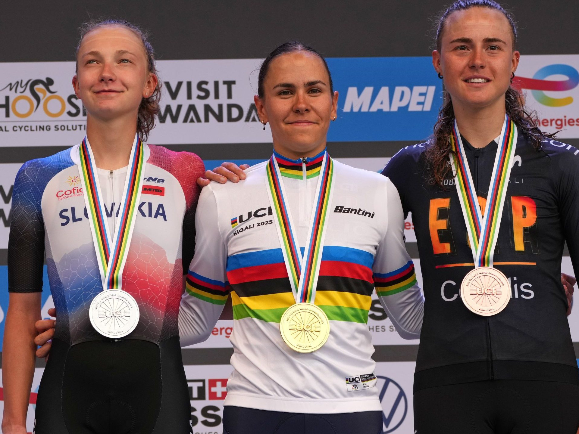 Slovenská cyklistka Viktória Chladoňová (vľavo) pózuje so striebornou medailou.