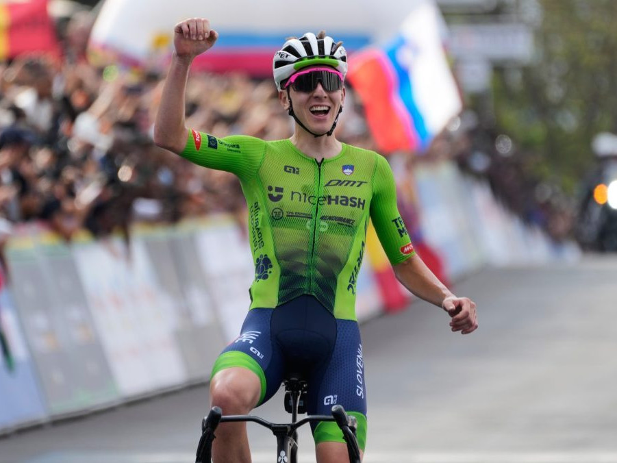 Fenomenálny Pogačar suverénne obhájil titul majstra sveta. Súperom nedal žiadnu šancu, zostal im iba boj o druhé miesto