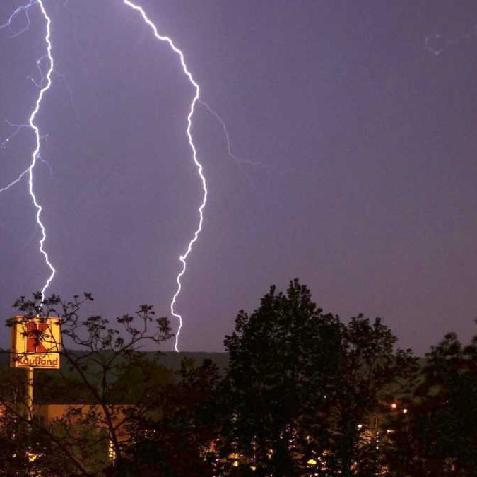 Na snímke sú blesky počas nočnej búrky v Trebišove.