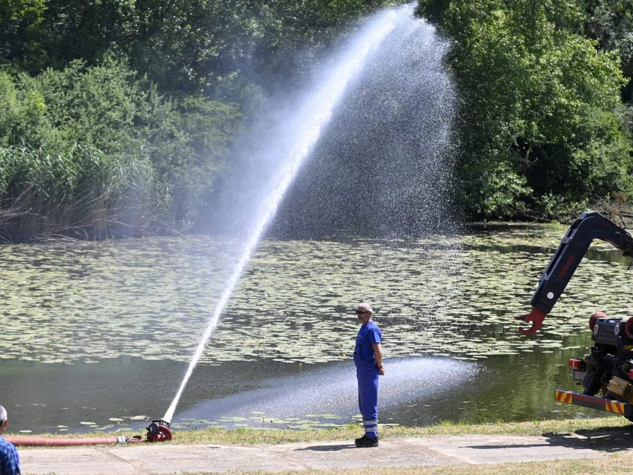 Na snímke prečerpávanie vnútorných vôd – demonštrácia veľkokapacitným mobilným čerpadlom počas povodní (SVP, š.p.).