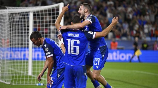 Slovenskí futbalisti oslavujú gól proti Nemecku.