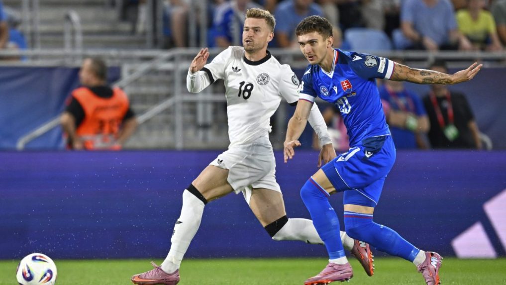 DÃƒÂ¡vid Ã„ÂŽuriÃ…Â¡ a Nemec Maximilian Mittelstadt zÃƒÂ¡pasia o loptu.