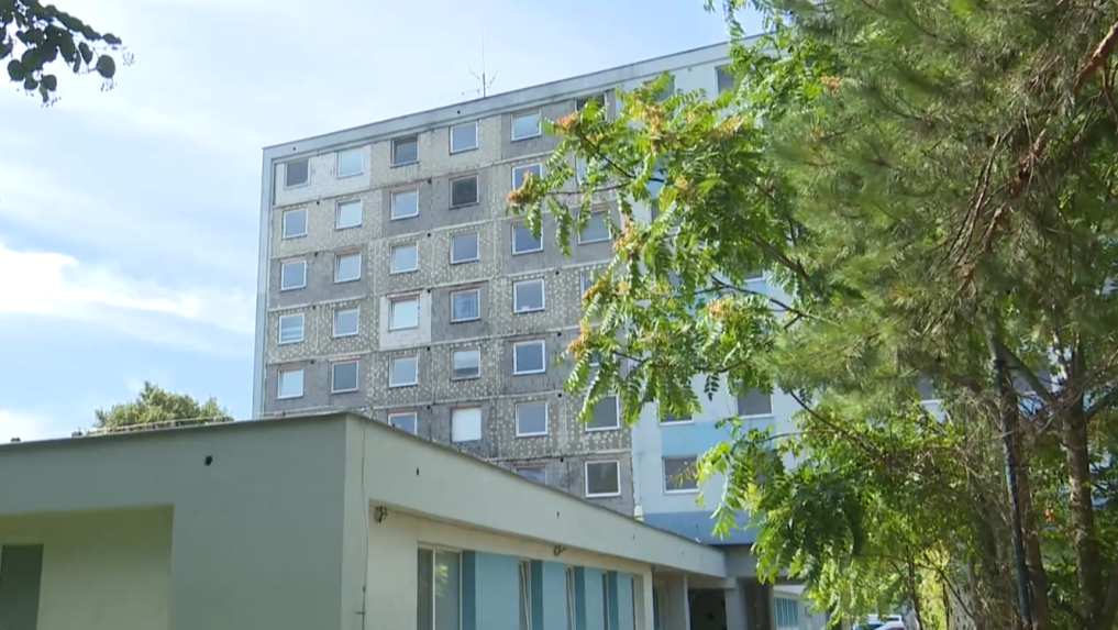 Stále ho opravujú, žiaci v ňom ale opäť bývajú: Vyhoretý internát v Nitre je v prevádzke, no v obmedzenom režime