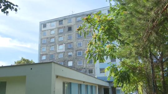 Stále ho opravujú, žiaci v ňom ale opäť bývajú: Vyhoretý internát v Nitre je v prevádzke, no v obmedzenom režime