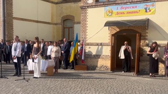Prvý zvonček na jedinej ukrajinskej škole, ktorá povinne učí slovenčinu: Vyučovanie pokračuje, aj keď v meste znejú sirény