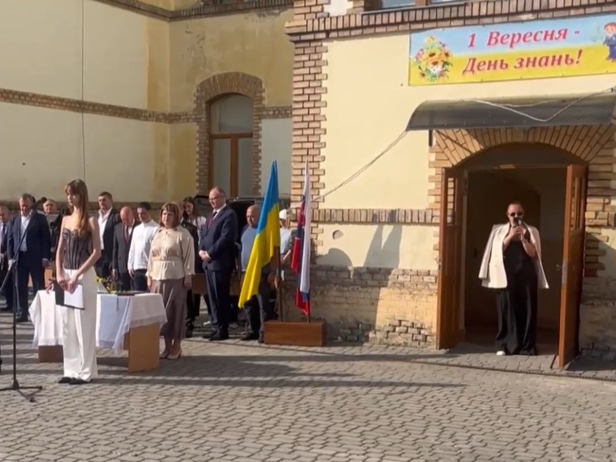 Prvý zvonček na jedinej ukrajinskej škole, ktorá povinne učí slovenčinu: Vyučovanie pokračuje, aj keď v meste znejú sirény