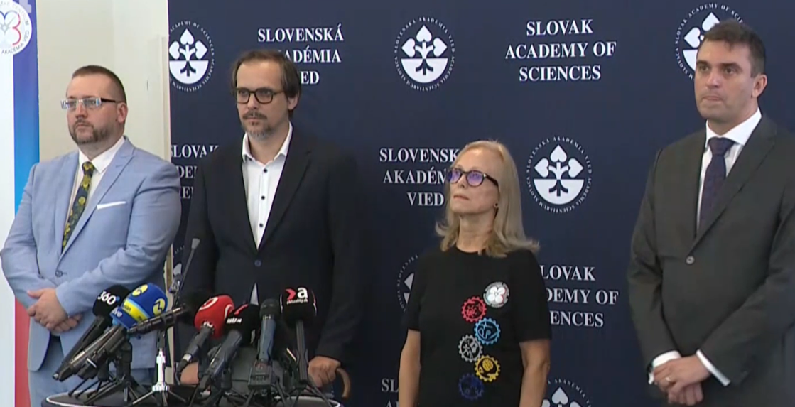 Na snímke vedci zo SAV.