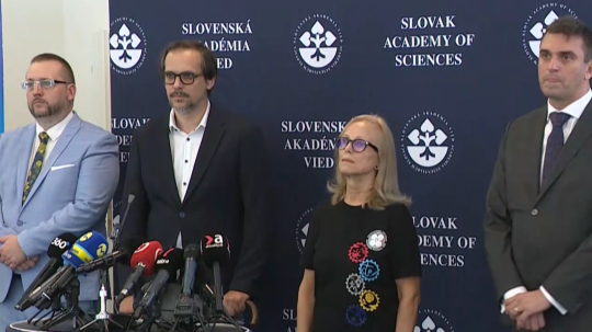 Na snímke vedci zo SAV.