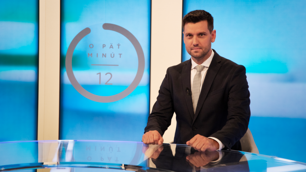 Moderátor politickej diskusnej relácie O 5 minút 12 Marek Gudiak.