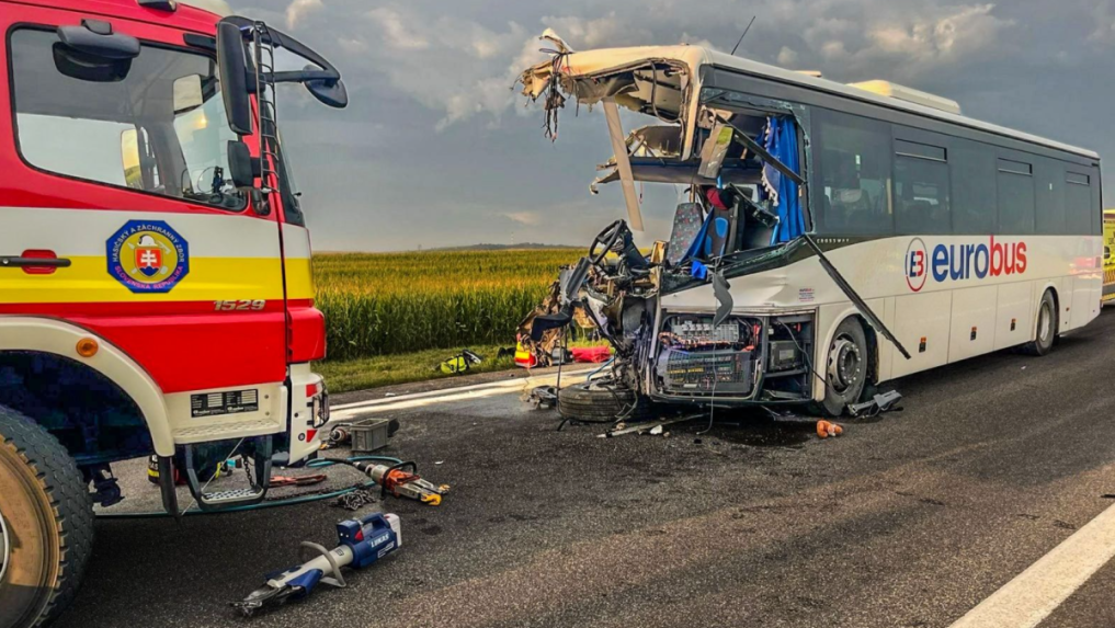 K zrážke nákladného vozidla a autobusu došlo v pondelok ráno.