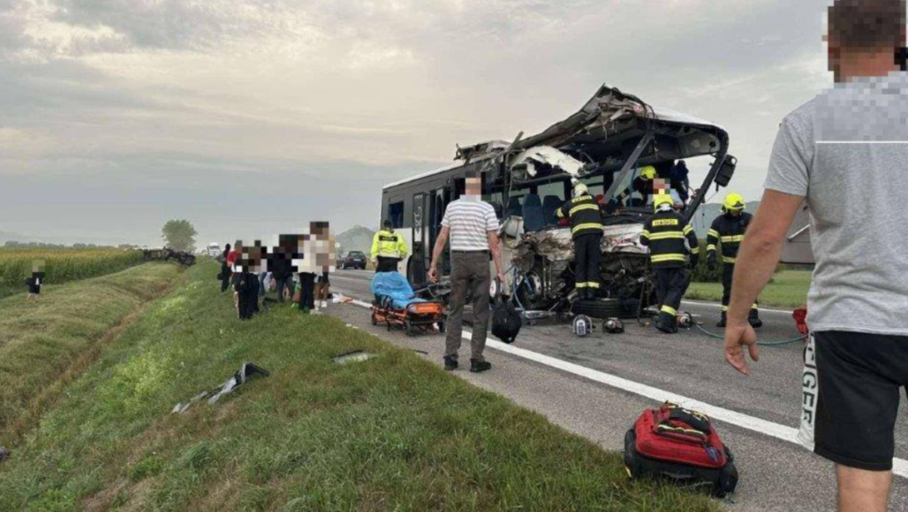 Pri zrÃƒÂ¡Ã…Â¾ke autobusu s kamiÃƒÂ³nom sa zranilo niekoÃ„Â¾ko osÃƒÂ´b.