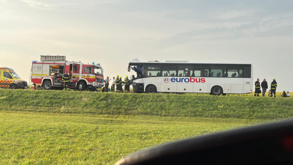 Leteckí záchranári si do svojej starostlivosti prevzali vodiča autobusu, ktorý po náraze zostal zakliesnený vo vozidle.