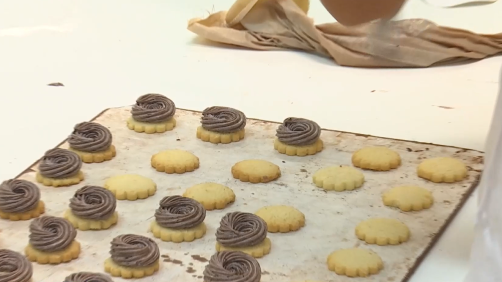 Na snímke zdobenie koláčov.