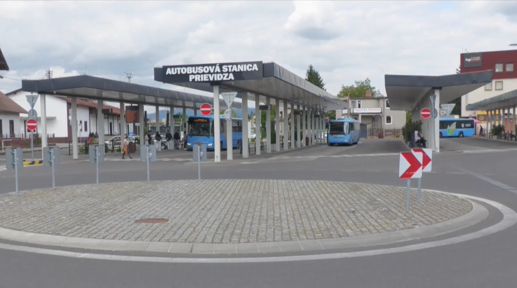 Na snímke autobusová stanica v Prievidzi.