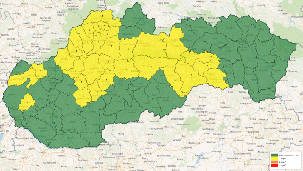 Mapa Slovenska s platnými výstrahami pred povodňami.