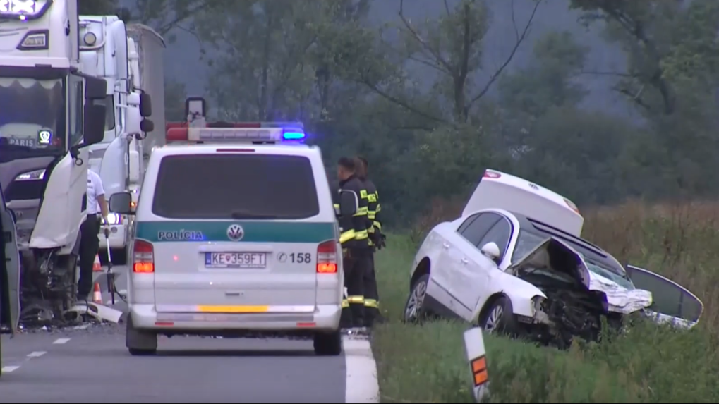 Na snímke policajti na mieste dopravnej nehody medzi Ďurkovom a Ruskovom v okrese Košice-okolie.