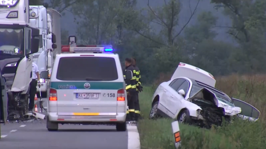 Na snímke policajti na mieste dopravnej nehody medzi Ďurkovom a Ruskovom v okrese Košice-okolie.