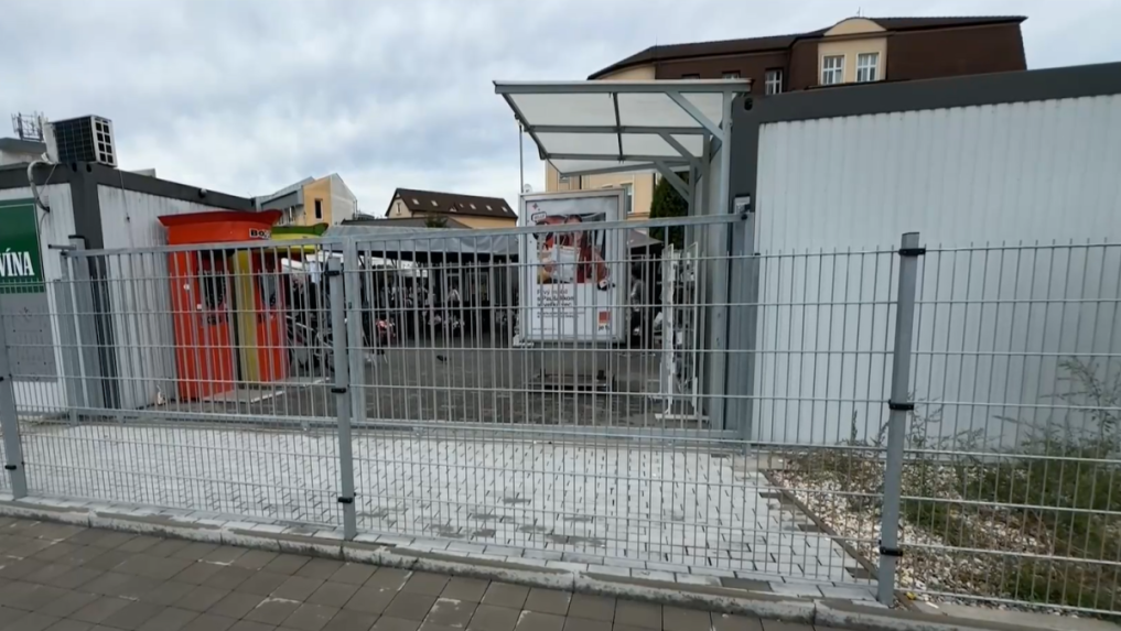 Na snímke plot, ktorý je postavený pri nástupišti.
