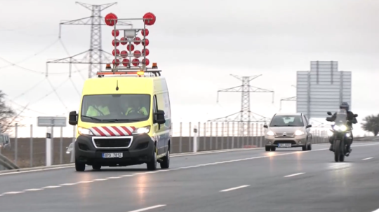 Na snímke autá a motorka na diaľnici v Česku.
