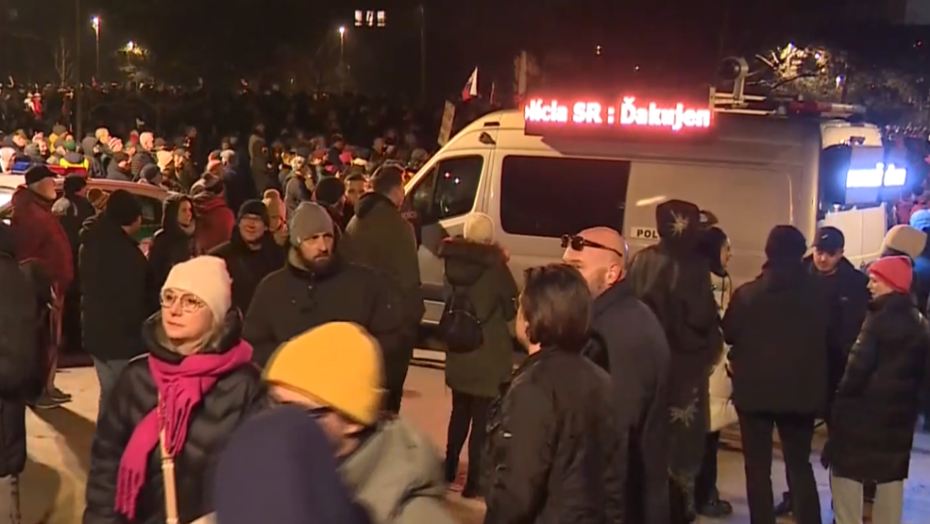 Na snímke ľudia na proteste.