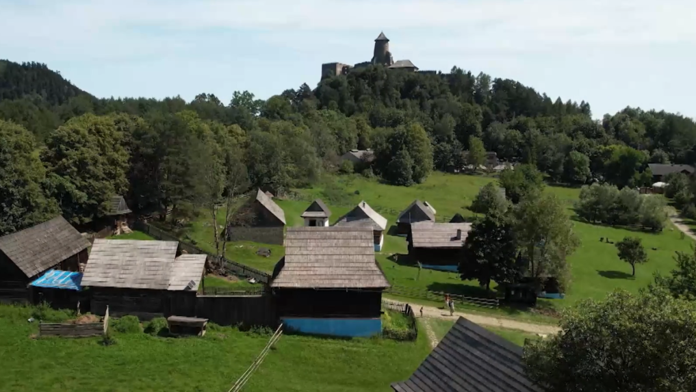 Dobové drevené domčeky pod Ľubovnianskym hradom.