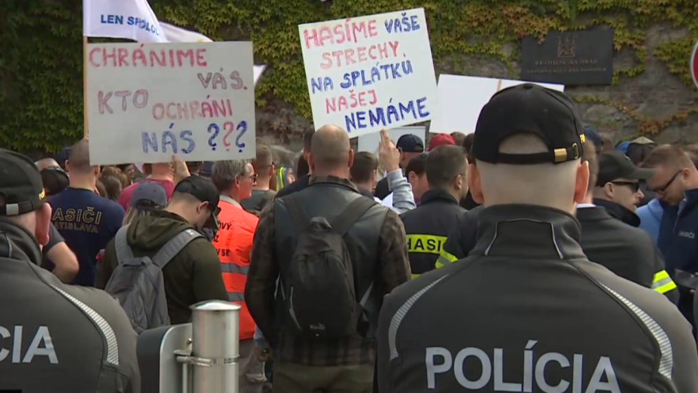 protestujúci policajti