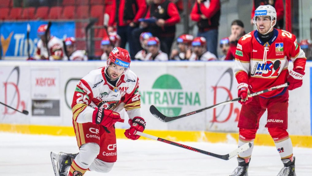 Na snímke vľavo William Charles Rapuzzi (Prešov) počas zápasu 6. kola hokejovej Tipsport ligy .