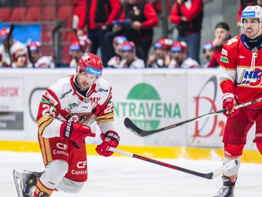 Na snímke vľavo William Charles Rapuzzi (Prešov) počas zápasu 6. kola hokejovej Tipsport ligy .