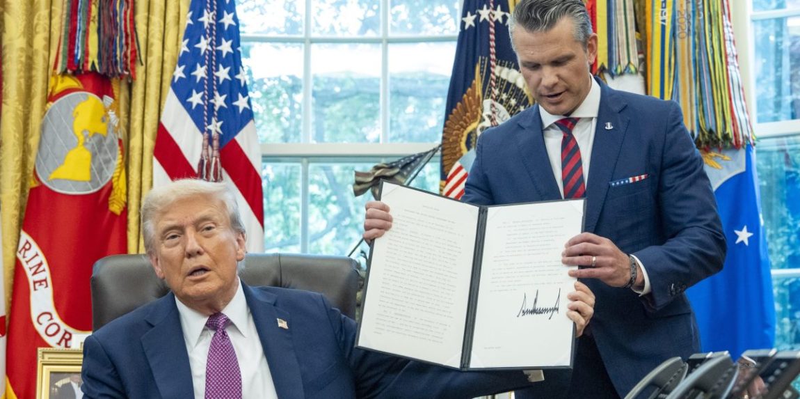 Prezident USA Donald Trump a minister obrany Pete Hegseth.