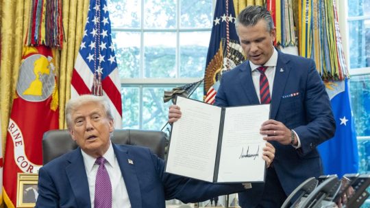 Prezident USA Donald Trump a minister obrany Pete Hegseth.
