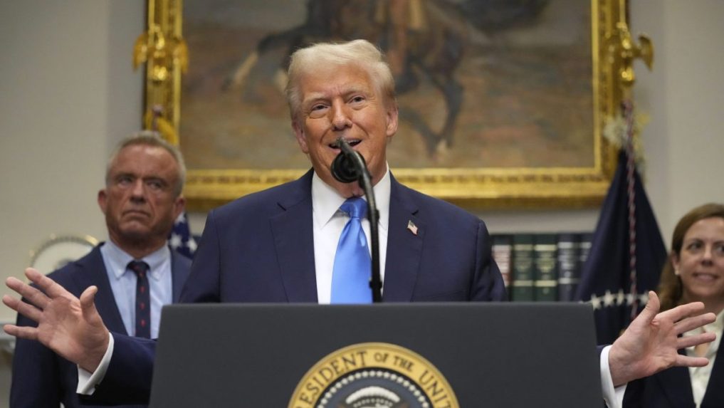 Na snímke americký prezident Donald Trump reční v Bielom dome vo Washingtone.
