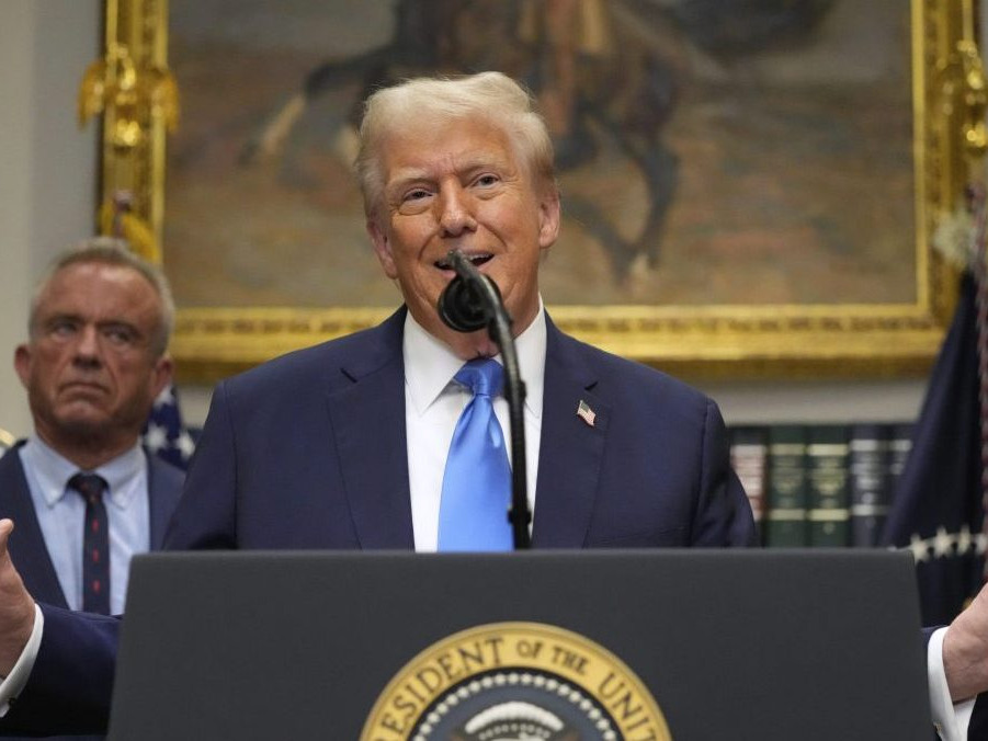 Na snímke americký prezident Donald Trump reční v Bielom dome vo Washingtone.