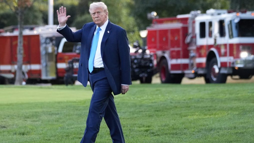 Donald Trump pred nástupom do vrtuľníka Marine One.