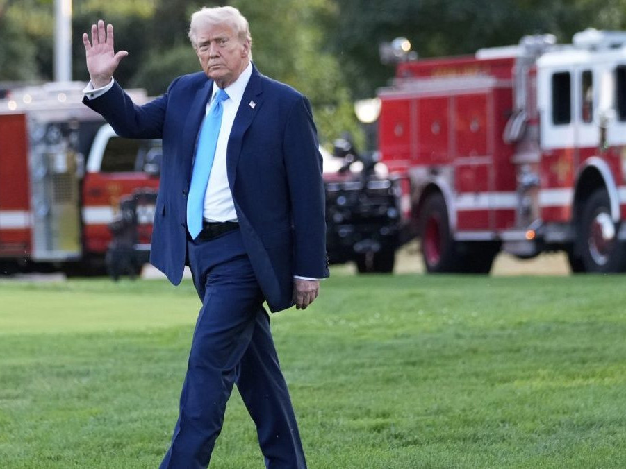 Donald Trump pred nástupom do vrtuľníka Marine One.
