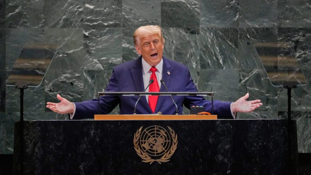 Donald Trump reční počas rozpravy na 80. zasadnutí Valného zhromaždenia OSN v New Yorku.