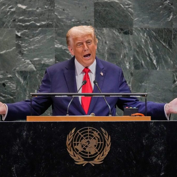 Donald Trump reční počas rozpravy na 80. zasadnutí Valného zhromaždenia OSN v New Yorku.