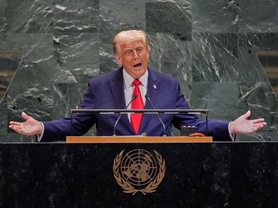 Donald Trump reční počas rozpravy na 80. zasadnutí Valného zhromaždenia OSN v New Yorku.
