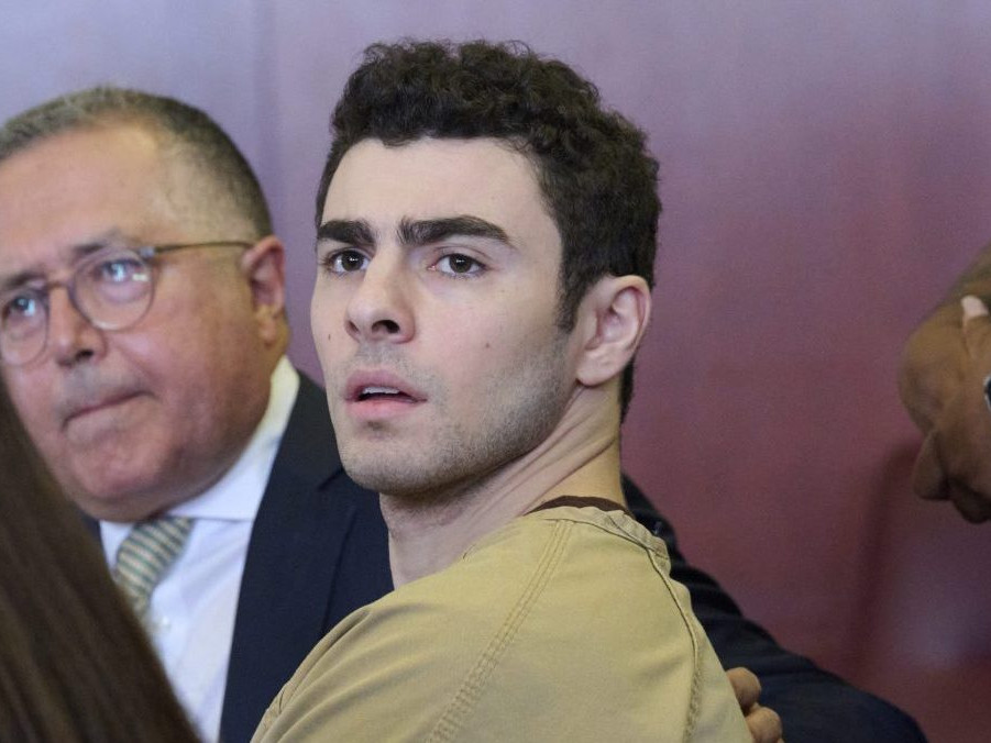 Luigi Mangione obvinený z vraždy šéfa jednej z najväčších zdravotných poisťovní v USA.