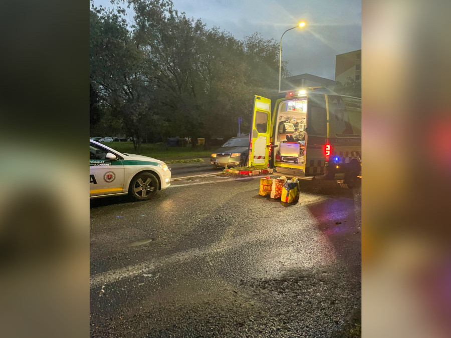 Na snímke záchranné zložky na ceste v Zlatých Moravciach.