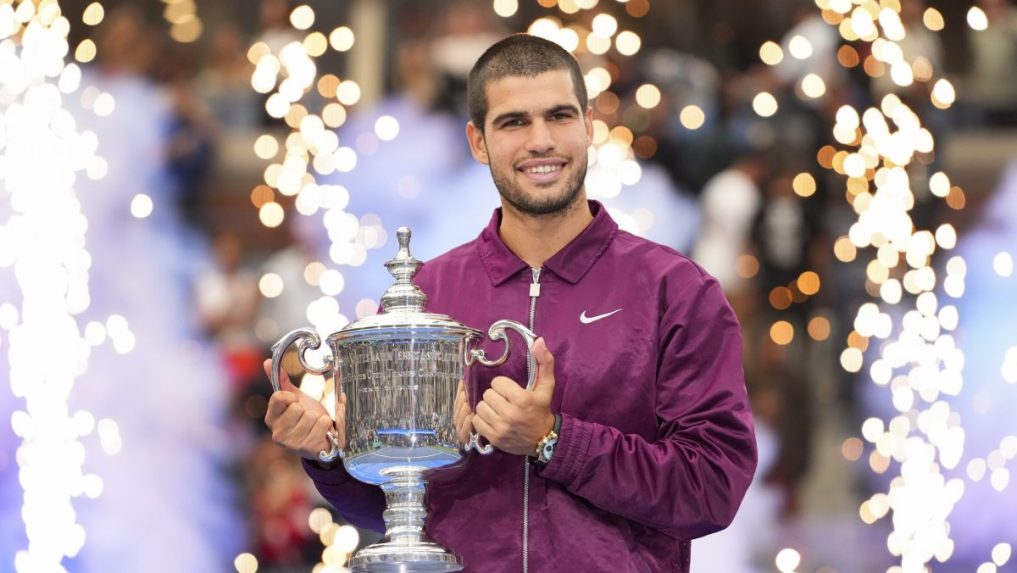 Carlos Alcaraz s trofejou pre víťaza US Open.