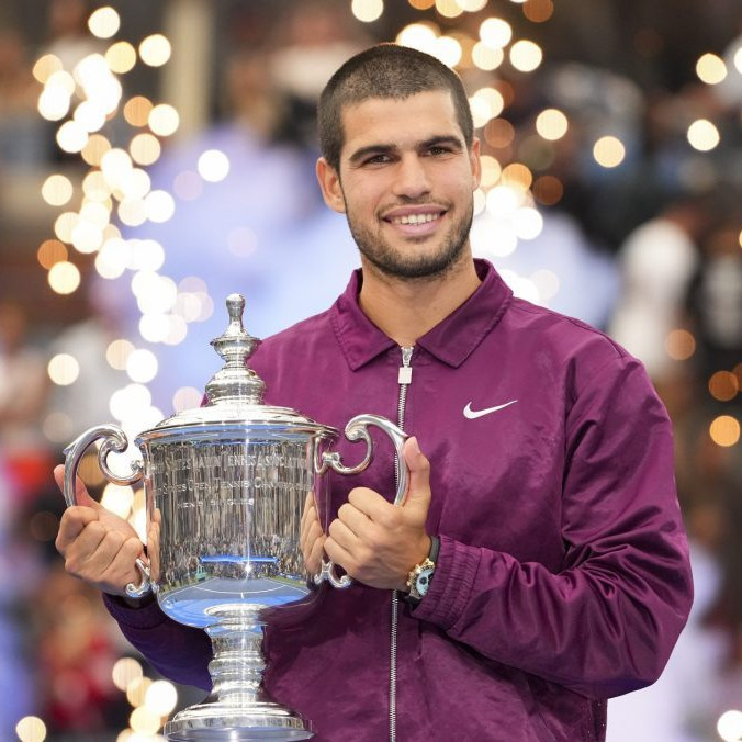 Carlos Alcaraz s trofejou pre víťaza US Open.