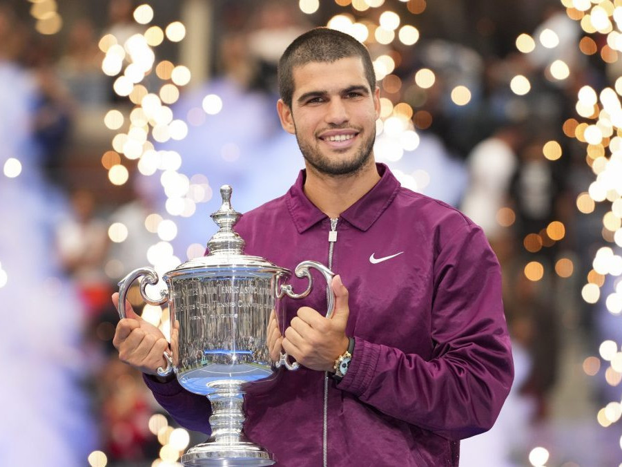 Carlos Alcaraz s trofejou pre víťaza US Open.